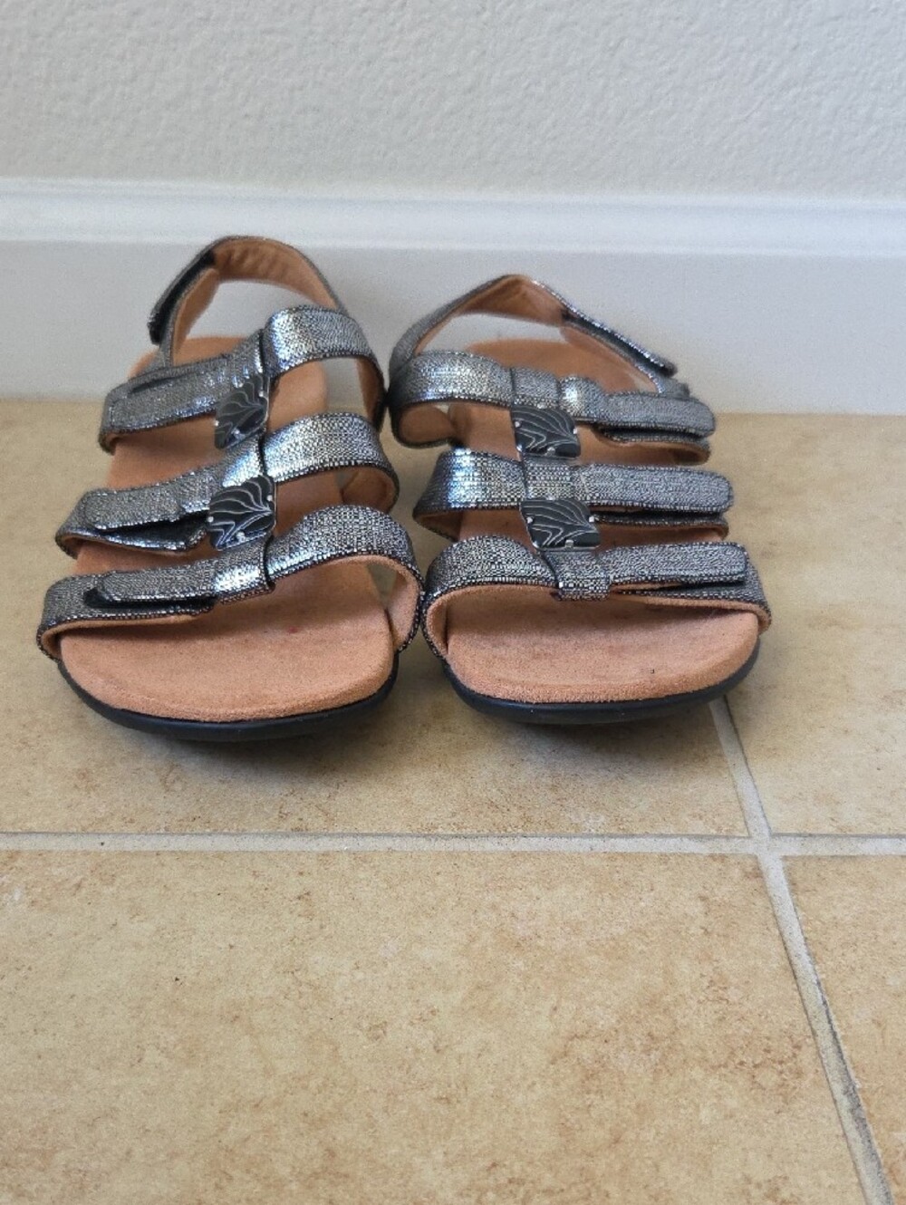 VIONIC AMBER Metallic Silver Strappy Slingback Sandals Adjustable Velcro Sz 6 - Picture 9 of 14